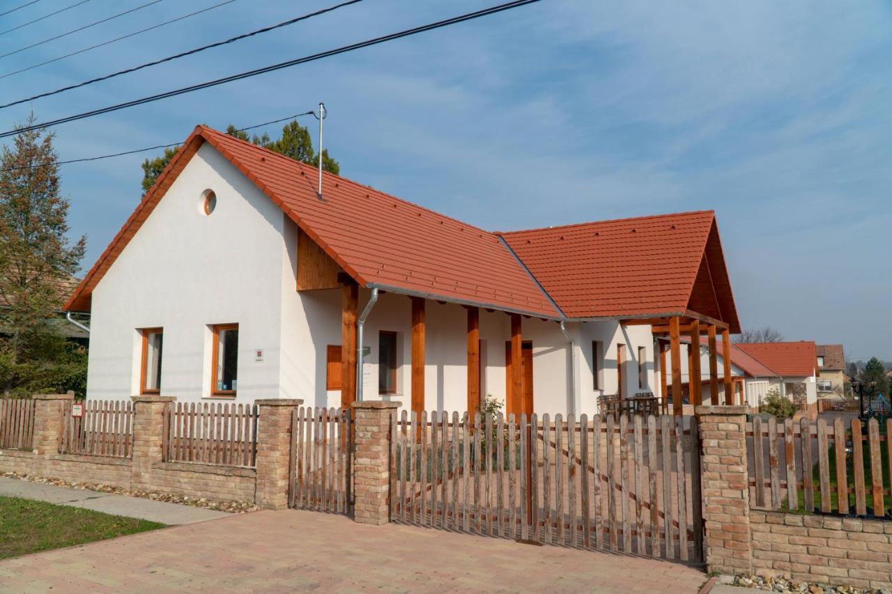 Kun Pista Vendégház Vertesboglar Esterno foto